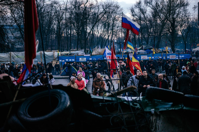Pro-Russian activists gather outside the secret service building in the eastern Ukrainian city of Lugansk on April 14, 2014. (AFP Photo / Dimitar Dilkoff) 