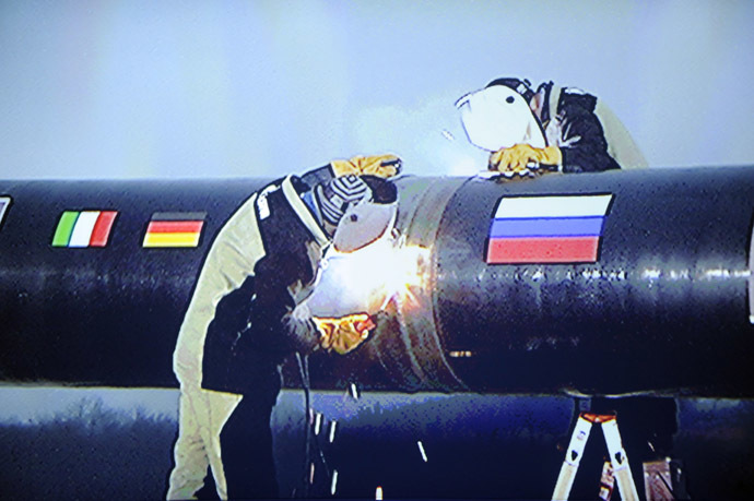 A crew symbolically welding two pieces of South Stream gas pipeline together is seen on a huge screen during a ceremony to launch the construction the pipeline outside the Black Sea resort town of Anapa, on December 7, 2012. (AFP Photo)