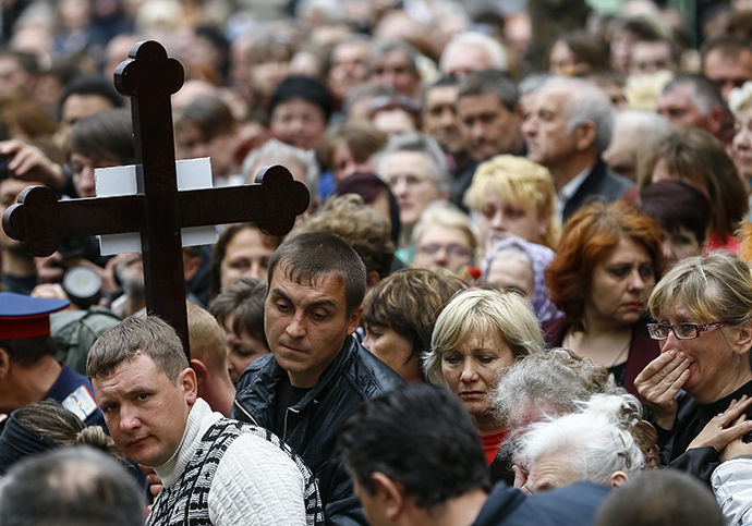 People attend a funeral ceremony of men killed in a gunfight on April 20 in Slaviansk, April 22, 2014. (Reuters / Gleb Garanich)