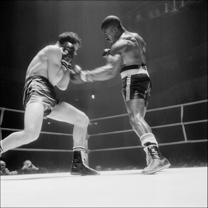 US Rubin Carter (R) lands a punch on Fabio Bettini of Italy during their international middleweight match in Paris, 22 February 1965. (AFP Photo)