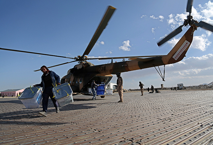 An Afghan worker uploads ballot boxes from a helicopter in Ghazni province April 9, 2014 (Reuters / Mustafa Andaleb)