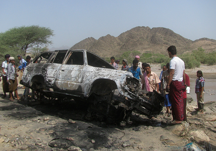 ARCHIVE PHOTO: People gather at the site of a drone strike on the road between Yafe and Radfan districts of the southern Yemeni province of Lahj August 11, 2013 (Reuters / Stringer)