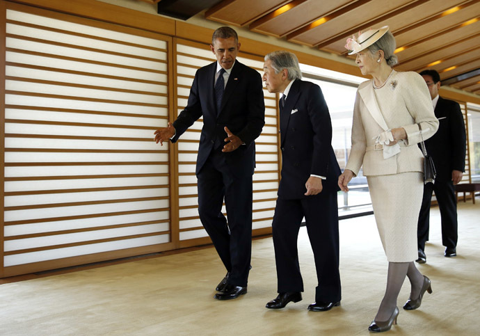 U.S. President Barack Obama (L) talks with Japan's Emperor Akihito (C) and Empress Michiko as they walk in the Imperial Palace in Tokyo April 24, 2014. (Reuters/Toru Hanai)