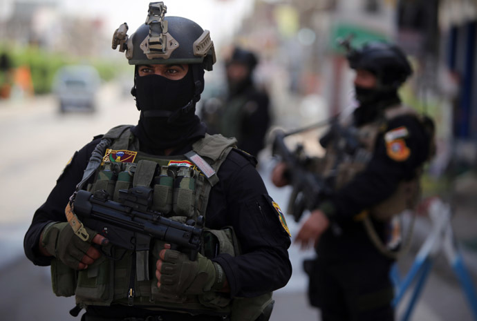 Members of Iraq's anti-terrorism force stand guard outside a polling station in the capital Baghdad on April 29, 2014, one day ahead of Iraq's first general election since US troops withdrew. (AFP Photo)