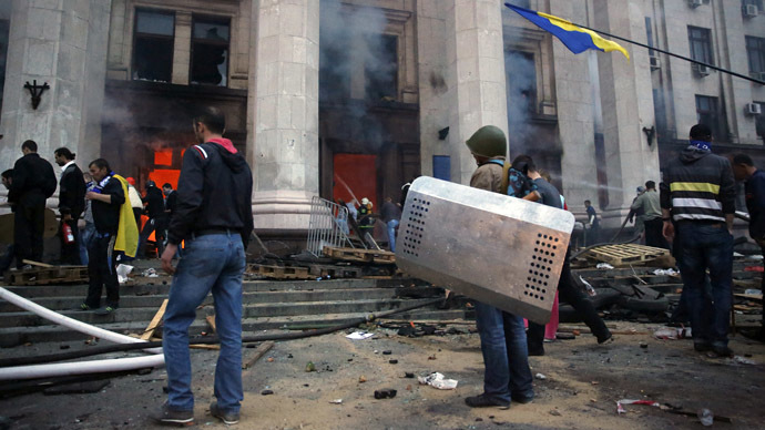 Protesters look at a fire in the trade union building in Odessa May 2, 2014. (Reuters/Yevgeny Volokin)