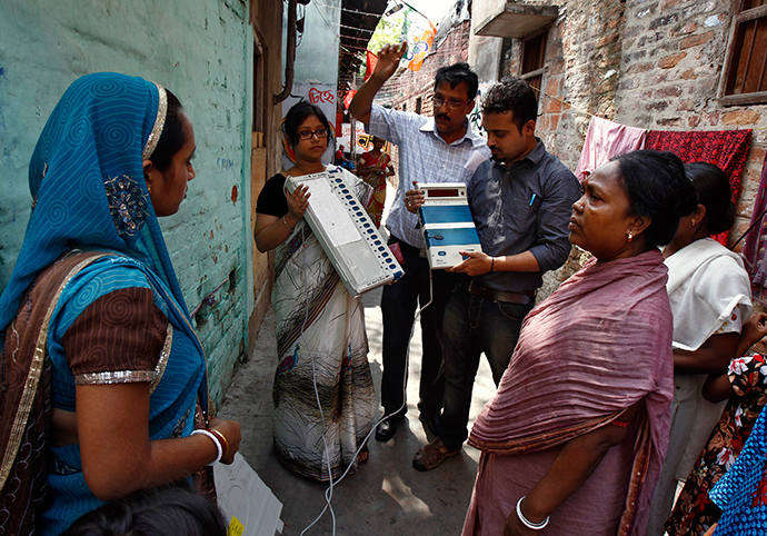Polling officials demonstrate to residents how to use an electronic voting machine during an awareness program at a red-light area in Kolkata May 6, 2014 (Reuters)