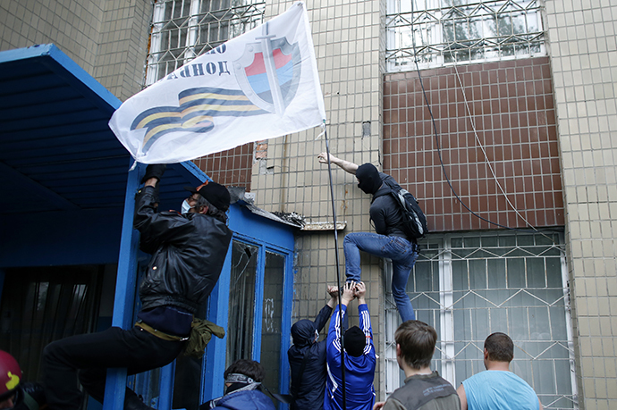 Protesters climb with a Donbass flag at the military prosecutor's office building in Donetsk, eastern Ukraine May 4, 2014. (Reuters / Marko Djurica)