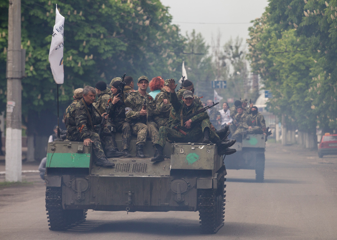 Armed men ride armoured personnel carriers during celebrations to mark Victory Day in Slavyansk, eastern Ukraine May 9, 2014 (Reuters / Baz Ratner)