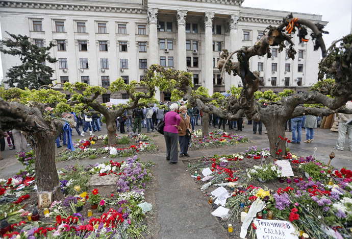 Flowers and candles are placed in memory of people killed in recent street battles outside a trade union building in the Black Sea port of Odessa May 4, 2014. (Reuters/Gleb Garanich) 