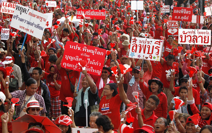 Members of the pro-government "red shirt" group take part in a rally in Nakhon Pathom province, on the outskirts of Bangkok, May 11, 2014. (Reuters)