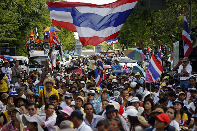 Anti-government protesters wait for their leader Suthep Thaugsuban to come out from the parliament building to address them in Bangkok May 9, 2014. (Reuters/Damir Sagolj)