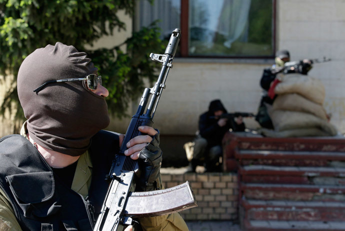 Pro-Russian armed separatists guard a street near an administrative building in Donetsk May 6, 2014.(Reuters / Konstantin Chernichkin )