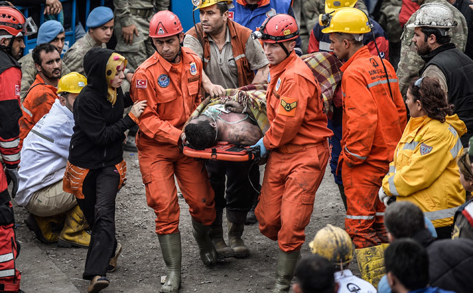 A woman reacts as she searches for relatives while rescuers carry out dead miners on May 14, 2014 after an explosion and fire in a coal mine in the western Turkish province of Manisa killed at least 201 people and hundreds remain trapped underground. (AFP Photo / Bulent Kilic)