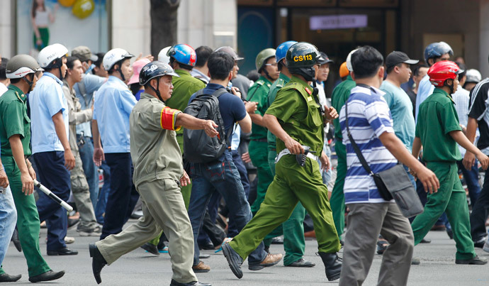 Police and paramilitary personnel surround protesters as they march during an anti-China protest in Vietnam's southern Ho Chi Minh city May 18, 2014. (Reuters / /Peter Ng )