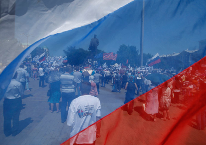 Participants are seen through a Russian national flag during a pro-Russian rally in the east Ukrainian city of Donetsk May 18, 2014.(Reuters / Maxim Zmeyev)