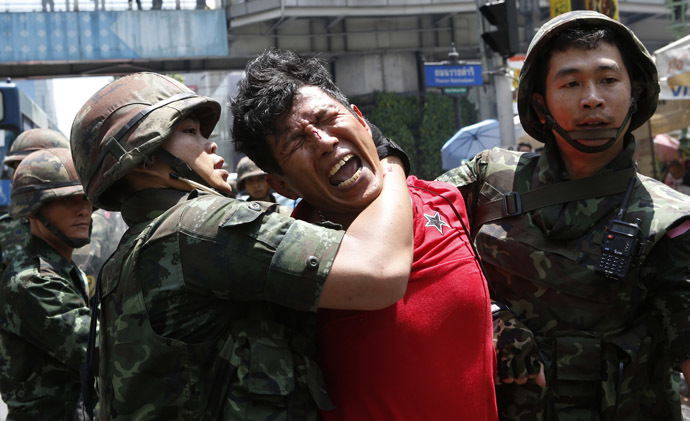 Soldiers detain a protester against military rule, at a shopping district in central Bangkok May 25, 2014. (Reuters)