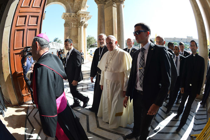 Pope Francis (C) arriving for a meeting with prelates, nuns and seminarists the Church of All Nations in the Garden of Gethsemane, in east Jerusalem, on May 26, 2014. (AFP Photo / Vincenzo Pinto) 
