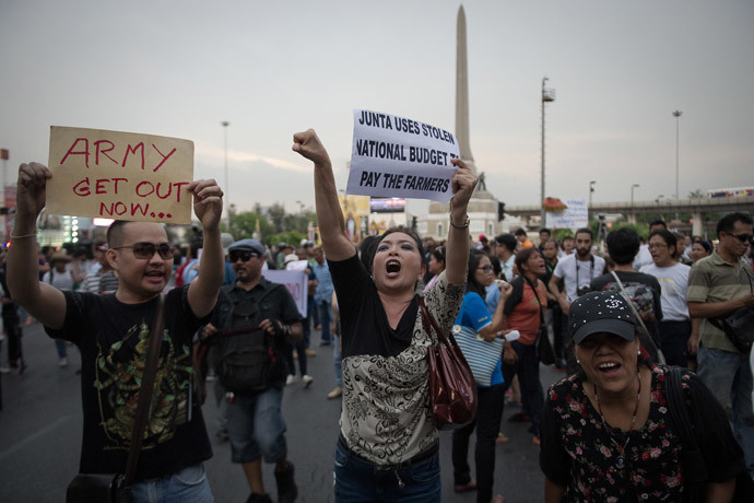 Anti-coup protesters shout insults to Thai soldiers during a rally at Victory Monument in Bangkok on May 26, 2014. (AFP Photo / Nicolas Asfouti)