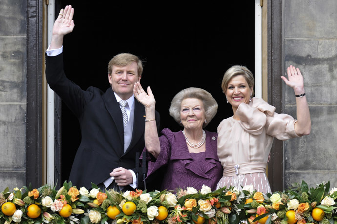 Princess Beatrix of Netherlands (C), her son, Dutch King Willem-Alexander (L) and his wife Queen Maxima wave to the crowd from the balcony of the Royal Palace in Amsterdam April 30, 2013. (Reuters/Paul Vreeker)