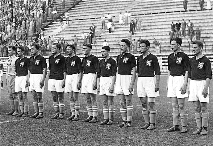 The Czechoslovakian national soccer team lines up, 10 June 1934 in Rome, before its World Cup final against Italy, host of the 2nd World Cup. Czechoslovakia lost to Italy (1-2) in extra time (AFP Photo)