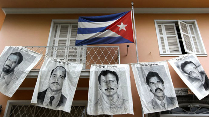 Posters with portraits of five Cubans jailed in the United States - Rene Gonzalez Sehwerert, Gerardo Hernandez Nordelo, Fernando Gonzalez Llort, Ramon Labanino Salazar and Antonio Guerrero Rodriguez - are dispayed in front of the Cuba's Consulate during a demonstration in support of Cuban revolution in Sao Pablo, Brazil (AFP Photo / Nelson Almeida)