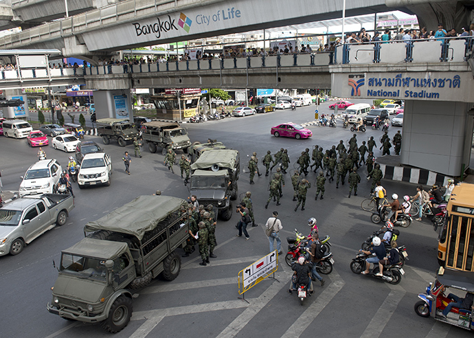 Thai soldiers deploy as they seal off an elevated train station leading to a shopping mall and broke up an anti-coup protest in Bangkok on June 1, 2014 (AFP Photo / Pornchai Kittiwongsaklu)