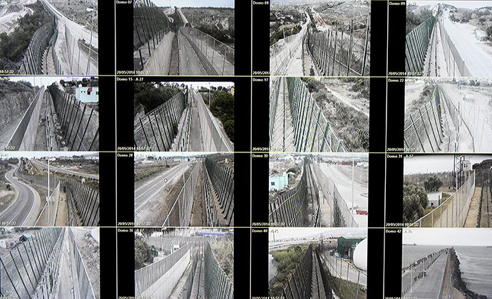 Images of the barrier surrounding Melilla seen in the Guardia Civilâs Operation Room. Photo by @TomasoClavarino