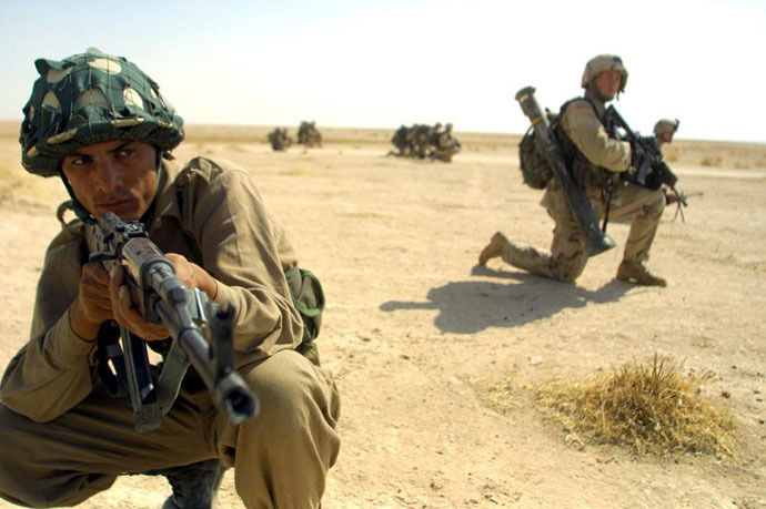 American soldiers of the 101st Airborne Division, trains Iraqi special forces 02 October 2003, in a desert region in the province of Mosul, some 400 kms north of Baghdad. (AFP Photo / Ahmad al-Rubaye)
