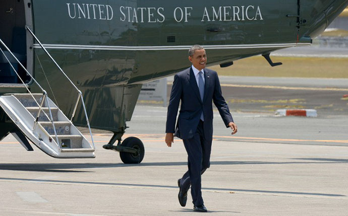US President Barack Obama walks from Marine One to Air Force One for his departure home from Ninoy Aquino International Airport in Manila on April 29, 2014. (AFP Photo / Jay Directo)