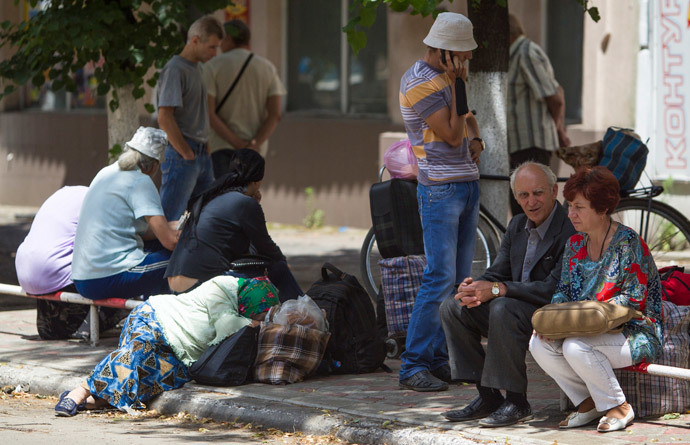 People wait for a bus to leave the eastern Ukranian city of Slavyansk (Reuters / Shamil Zhumatov)