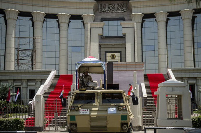Egyptian troops stand guard outside the high constitutional court in the capital Cairo on June 7, 2014 (AFP Photo / Khaled Desouki)