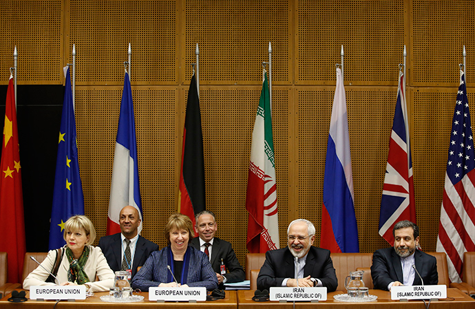 (L to R) EU Deputy Secretary General Helga Schmid, Vice President of the European Commission Catherine Margaret Ashton, Iranian Foreign Minister Mohammad Javad Zarif and Iranian ambassador to Austria Hassan Tajik attend the so called EU 5+1 Talks with Iran at the UN headquarters in Vienna, on June 17, 2014 (AFP Photo)