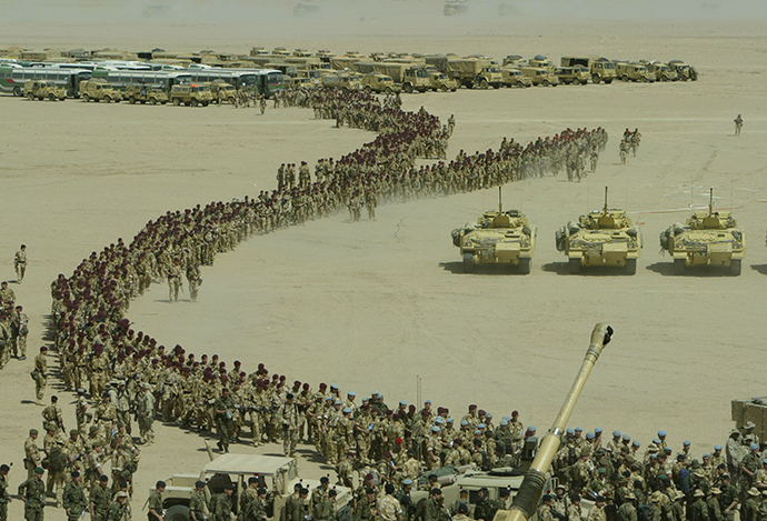 Tanks and soldiers of the 7th Armoured brigade gather for a briefing by US Lieutenant General Jeff Conway Commanding General 1st Marine Expeditionary Force in the Kuwait desert, March 14, 2003 (Reuters)