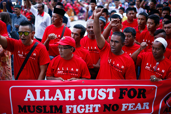 Muslim demonstrators chant slogans outside Malaysia's Court of Appeal in Putrajaya, outside Kuala Lumpur March 5, 2014 (Reuters / Samsul Said)