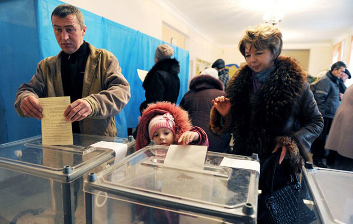 People cast their vote at a polling station on March 16, 2014 in Simferopol. (AFP Photo / Viktor Drachev)