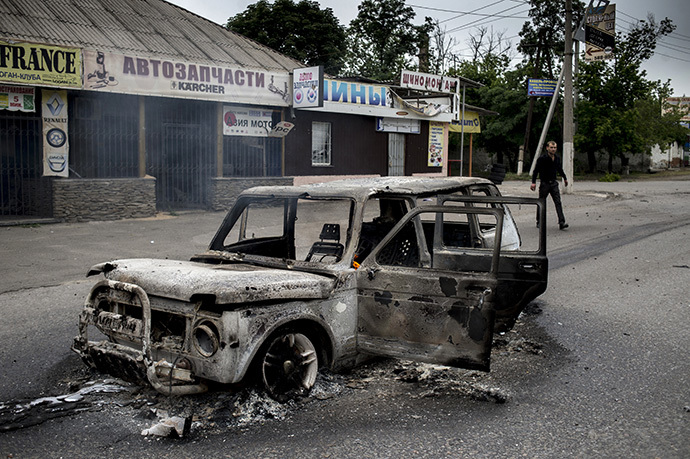 A burnt-out car on a street in the town of Lugansk. (RIA Novosti / Valeriy Melnikov)