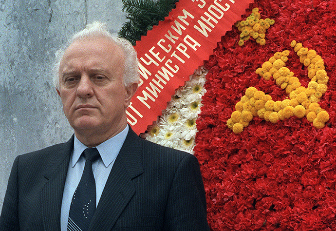 A file picture shows former Soviet Foreign Minister and former Georgian President Eduard Shevardnadze standing in front of a wreath of flowers he laid at the "Altar de la Patria" monument on October 4, 1986, in Mexico city (AFP Photo)