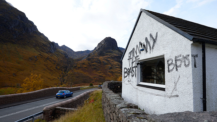 Graffiti and slogans are seen painted on Alt-na-reigh, the cottage owned by the late BBC presenter Jimmy Savile, in Glen Coe, Scotland October 29, 2012 (Reuters / Russell Cheyne)