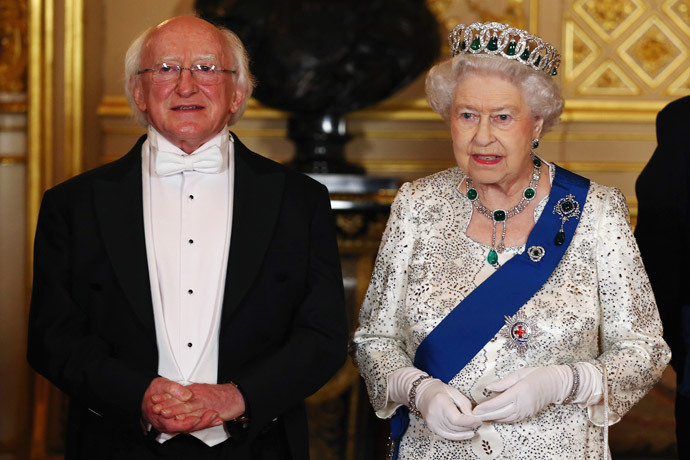 Ireland's President Michael D. Higgins and Britain's Queen Elizabeth II pose for a photograph ahead of a State Banquet in Windsor (Reuters / Dan Kitwood / Pool) 