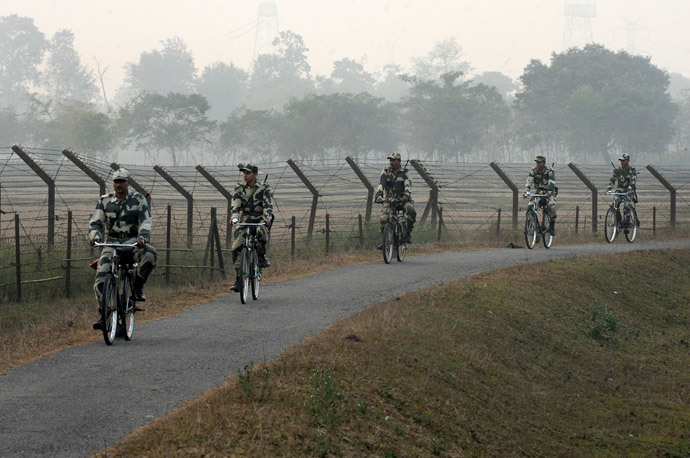 Indian Border Security Force (BSF) personnel patrol the border with Bangladesh near the Fulbari Border post, some 20 kms from Siliguri (AFP Photo / Diptendu Dutta) 