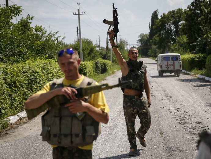 Ukrainian soldiers stand guard in the eastern Ukrainian town of Seversk July 12, 2014. (Reuters)