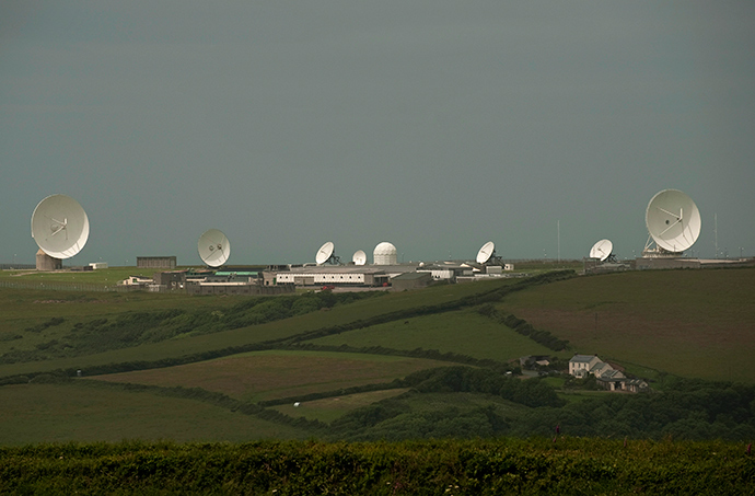 Satellite dishes are seen at GCHQ's outpost at Bude, close to where trans-Atlantic fibre-optic cables come ashore in Cornwall, southwest England (Reuters / Kieran Doherty)