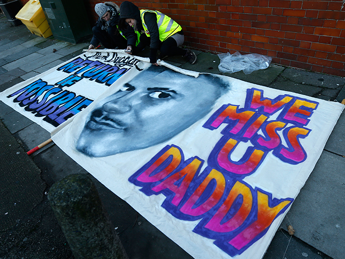 Supporters make a banner before a vigil for Mark Duggan outside Tottenham Police Station in Tottenham, north London January 11, 2014 (Reuters / Suzanne Plunkett)