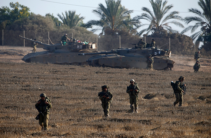 Israeli soldiers from the Givati Brigade walk back to a staging area after returning to Israel from Gaza July 30, 2014 (Reuters / Baz Ratner)