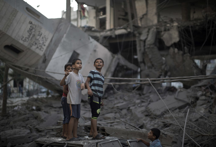 Palestinian youths inspect destruction at a mosque in Gaza City, on July 30, 2014 after it was hit in an overnight Israeli strike. (AFP Photo)