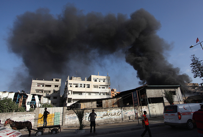 Smoke rises following what witnesses said were Israeli shelling and air strike near a market in Shejaia in the east of Gaza City July 30, 2014 (Reuters / Ashraf Amrah)