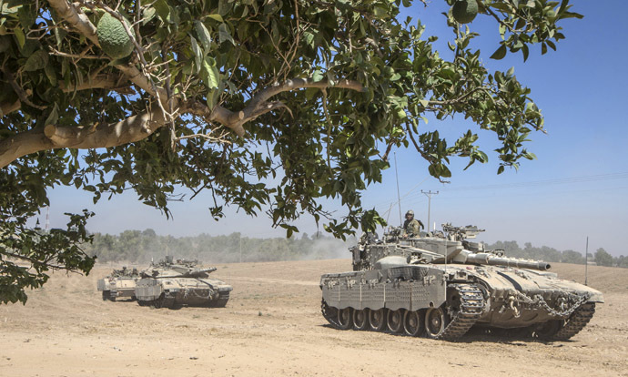 Israeli Merkava tanks roll to the southern Israeli border with the Gaza Strip, on August 1, 2014. (AFP Photo)
