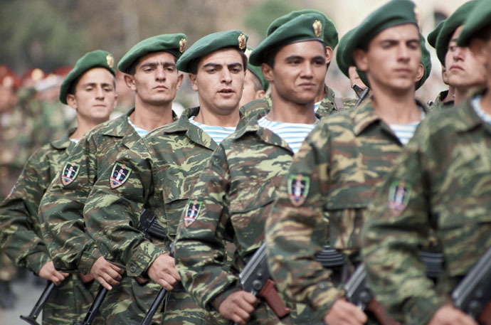 A military parade in Yerevan on Independence Day: Paratroopers on the march. (RIA Novosti)