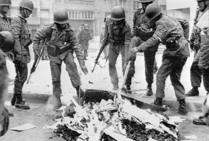 Chilean soldiers burning Marxist books in the capital city during the military coup, Santiago, 26 September 1973. (AFP Photo)