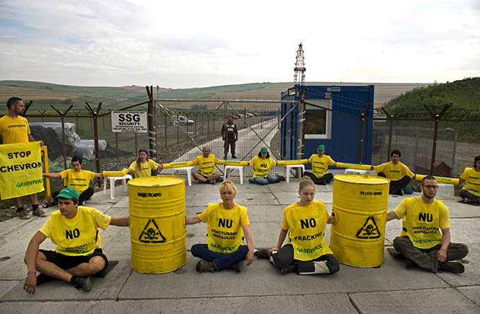 Greenpeace activists block the entrance of Chevron's shale gas exploring site in Pungesti village, 380 km east from Bucharest, on July 7, 2014. (AFP Photo / Daniel Mihailescu)
